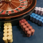 Рулеточное колесо и игровой стол в казино для начинающих игроков